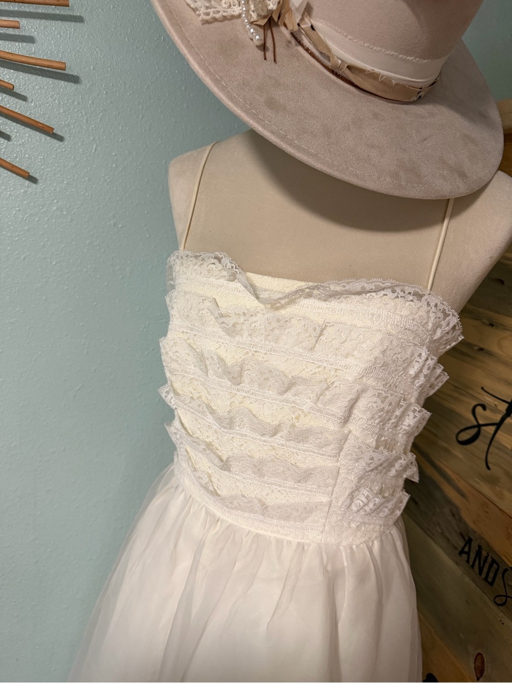 Beautiful VINTAGE CRÈME DRESS - Picture 3 of 15